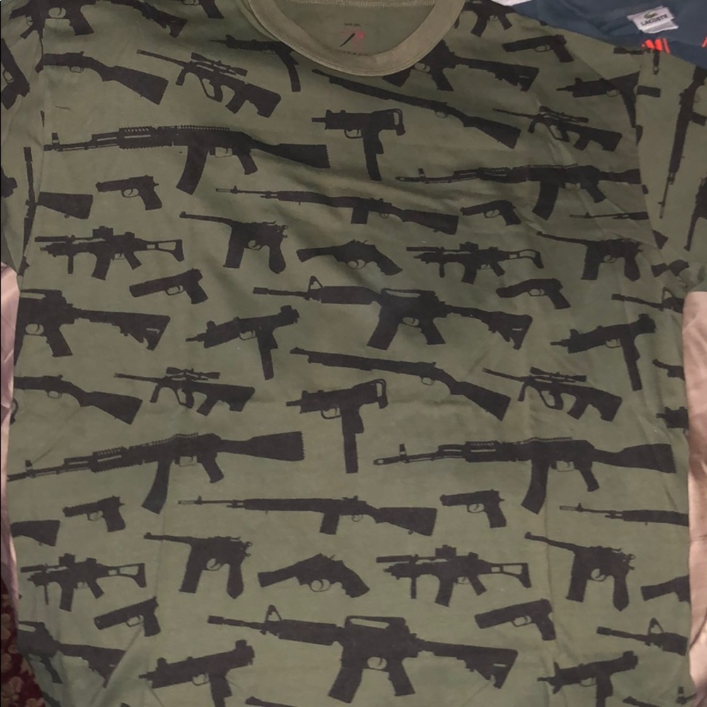 Gun tee